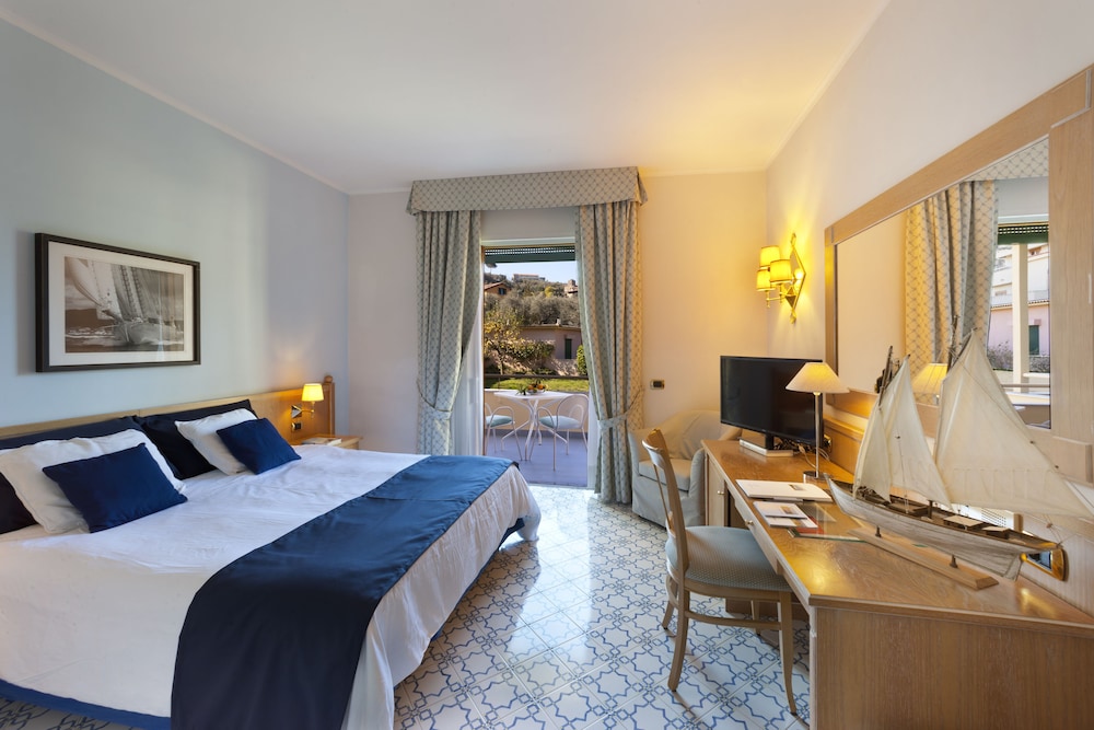 Grand Hotel Vesuvio — Hotel rooms in Sorrento, Campania