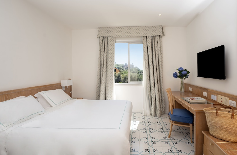Grand Hotel Vesuvio — Hotel rooms in Sorrento, Campania