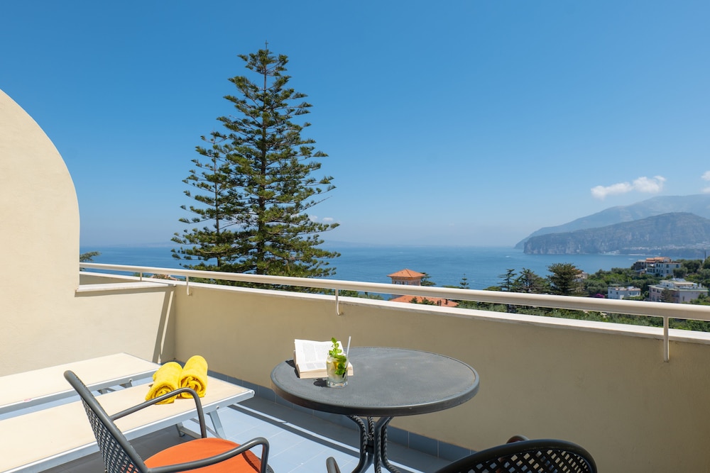 Grand Hotel Vesuvio — Hotel rooms in Sorrento, Campania