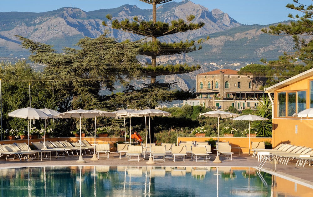Grand Hotel Vesuvio — Swimming pool in Sorrento, Campania