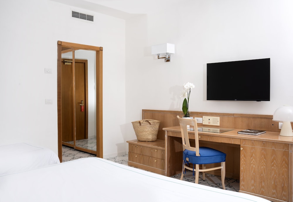 Grand Hotel Vesuvio — Hotel rooms in Sorrento, Campania