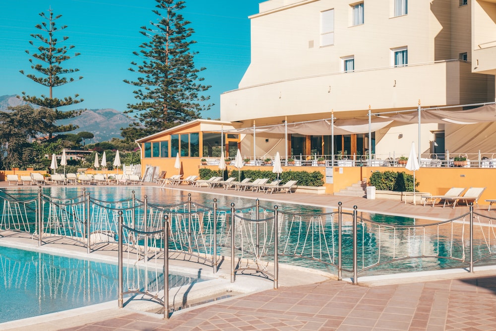 Grand Hotel Vesuvio — Swimming pool in Sorrento, Campania