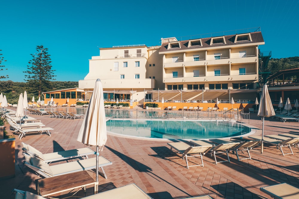Grand Hotel Vesuvio — Swimming pool in Sorrento, Campania