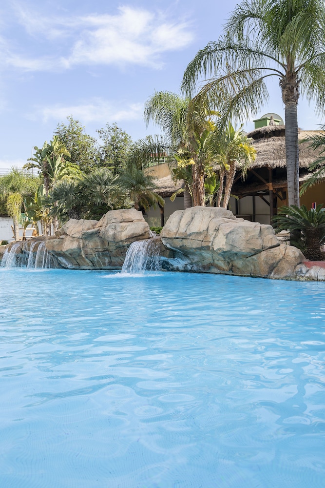 Melia Benidorm — Swimming pool in Benidorm, Valencian Community