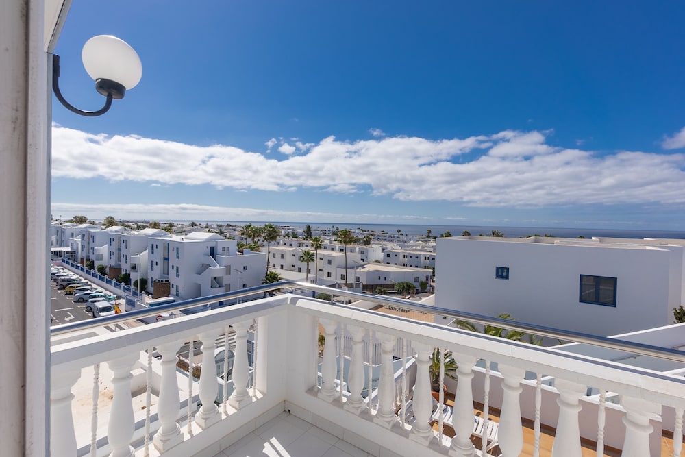 CORONA MAR APARTMENTS - SELECT ADULTS (+16) — Hotel building in Puerto del Carmen, Canary Islands
