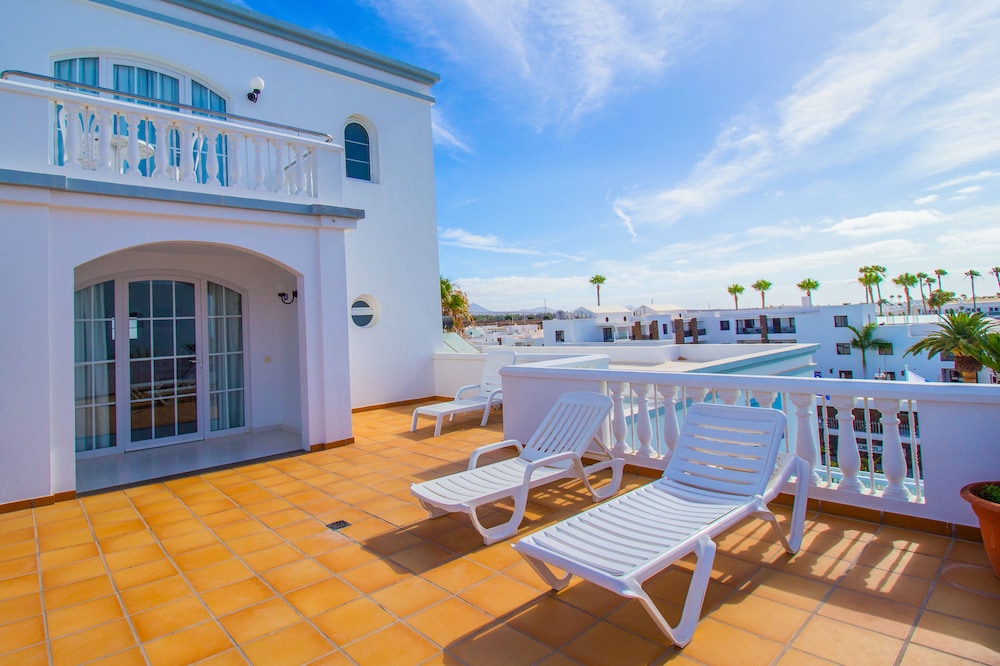 CORONA MAR APARTMENTS - SELECT ADULTS (+16) — Hotel building in Puerto del Carmen, Canary Islands