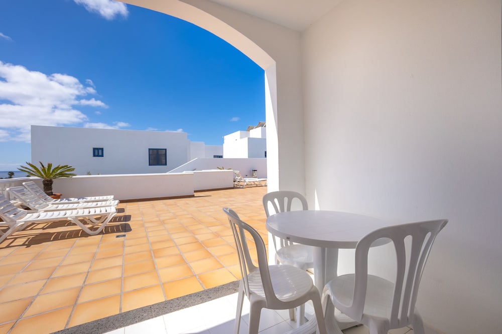 CORONA MAR APARTMENTS - SELECT ADULTS (+16) — Hotel building in Puerto del Carmen, Canary Islands