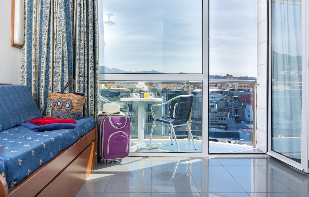 Apartaments Blau — Hotel rooms in Lloret de Mar, Catalonia