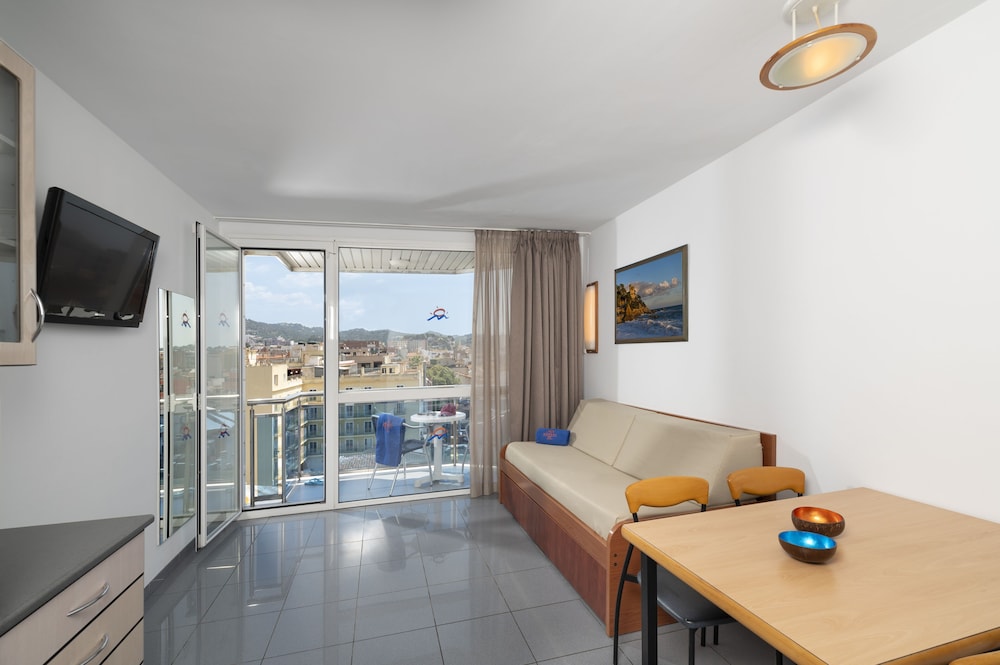 Apartaments Blau — Hotel rooms in Lloret de Mar, Catalonia