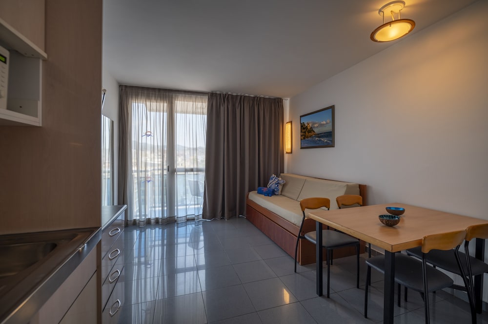 Apartaments Blau — Hotel rooms in Lloret de Mar, Catalonia