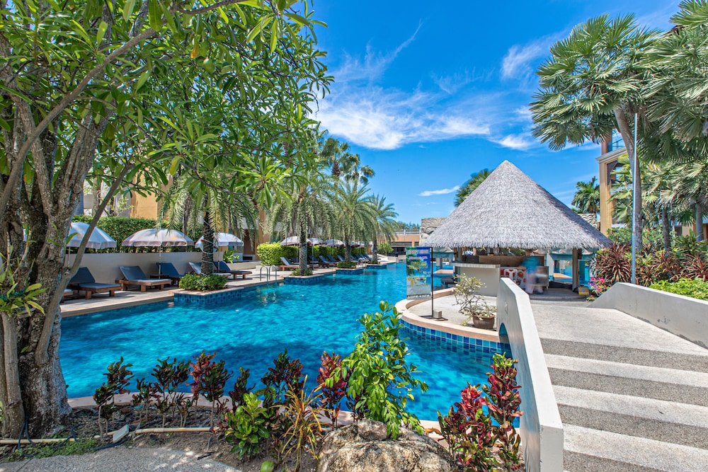 Rawai Palm Beach Resort — Swimming pool in Rawai, Phuket Province