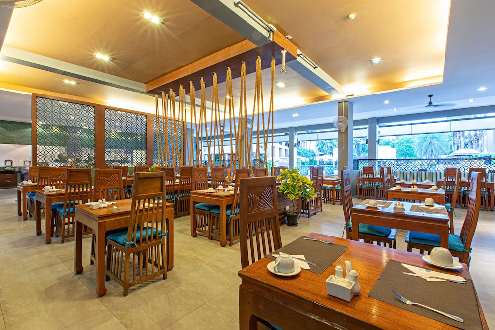 Rawai Palm Beach Resort — Restaurant & bars in Rawai, Phuket Province