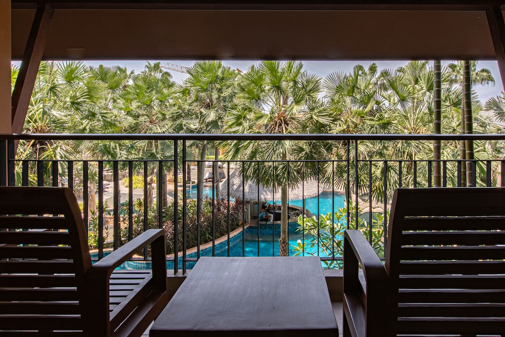 Rawai Palm Beach Resort — Swimming pool in Rawai, Phuket Province
