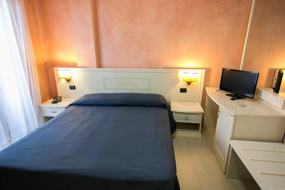 Hotel Kalos — Hotel rooms in Giardini Naxos, Sicily