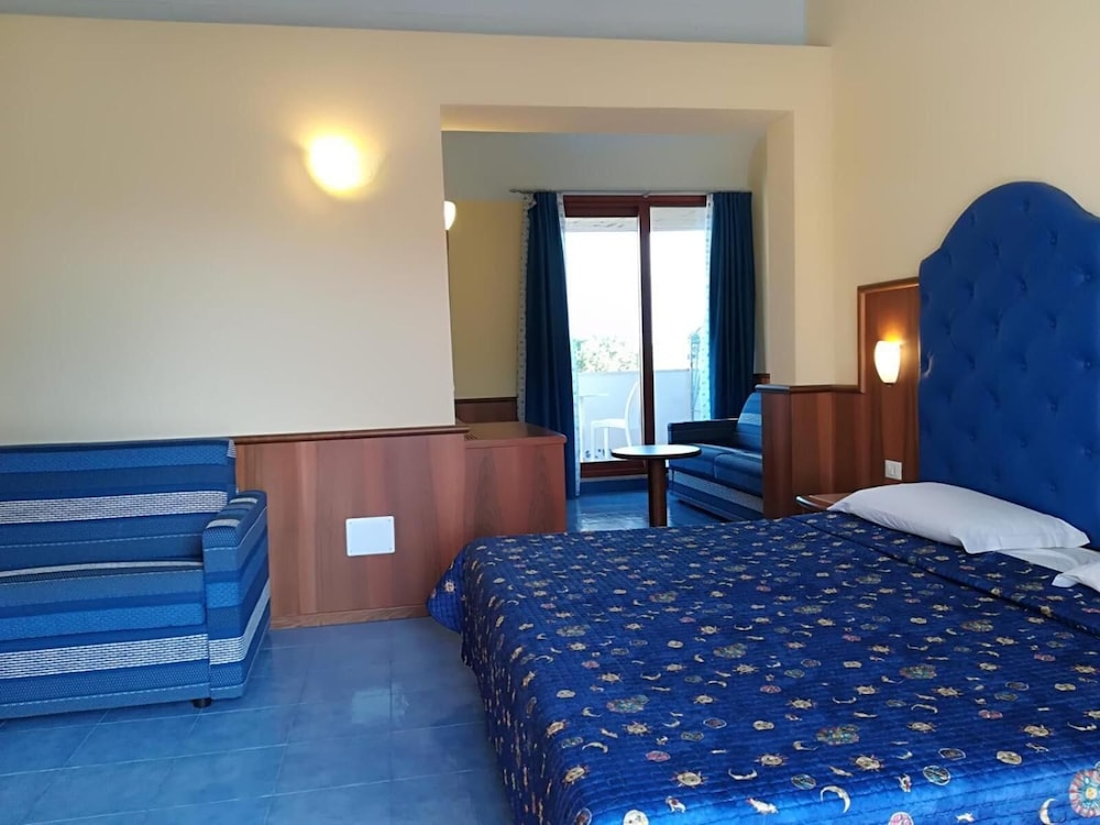 Hotel Kalos — Hotel rooms in Giardini Naxos, Sicily
