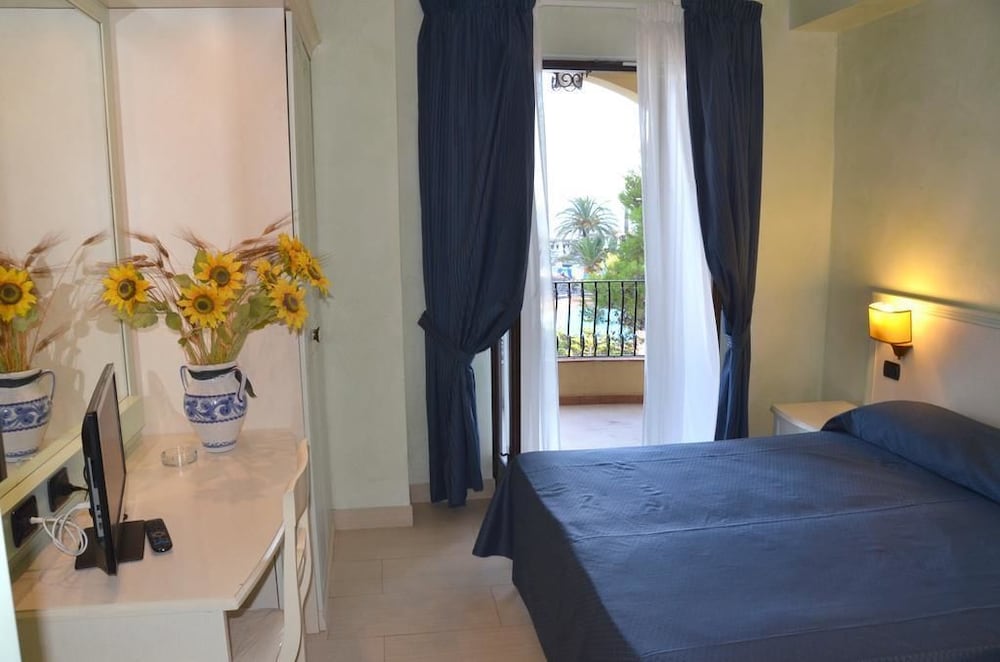 Hotel Kalos — Hotel rooms in Giardini Naxos, Sicily