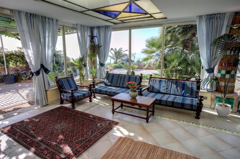 Hotel Kalos — Hotel rooms in Giardini Naxos, Sicily