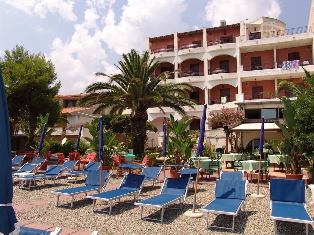 Hotel Kalos — Hotel building in Giardini Naxos, Sicily