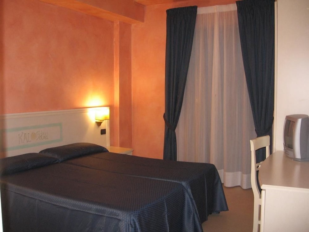 Hotel Kalos — Hotel rooms in Giardini Naxos, Sicily