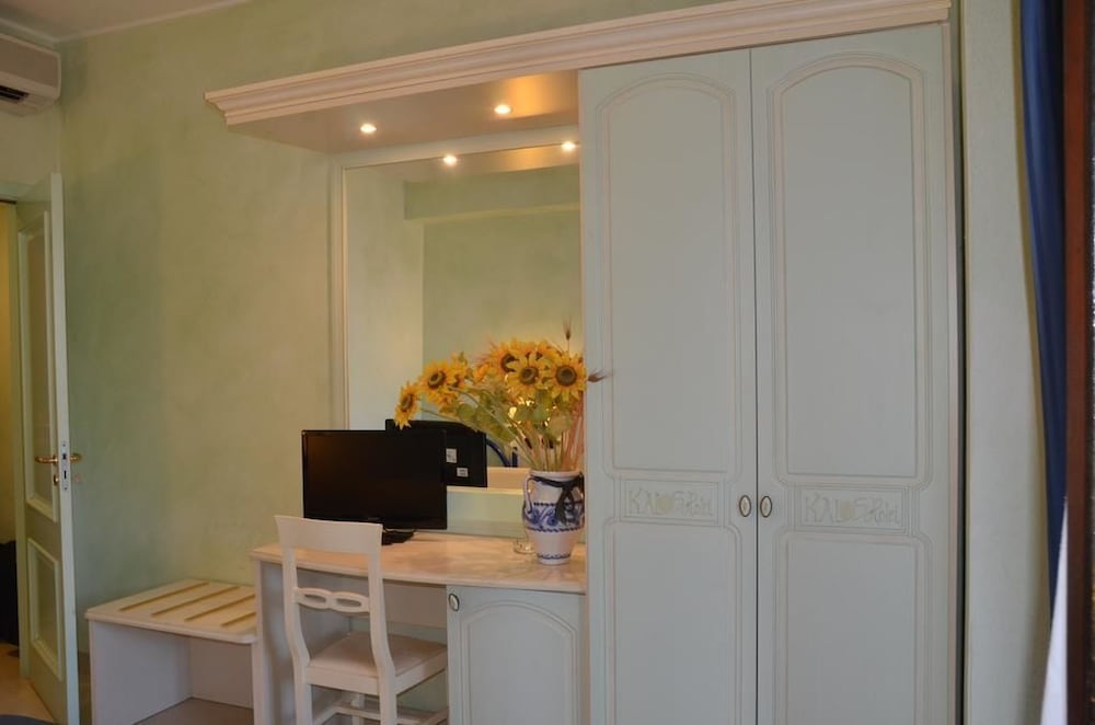 Hotel Kalos — Hotel rooms in Giardini Naxos, Sicily