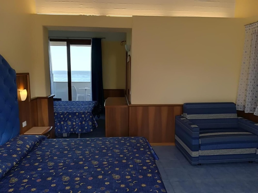 Hotel Kalos — Hotel rooms in Giardini Naxos, Sicily
