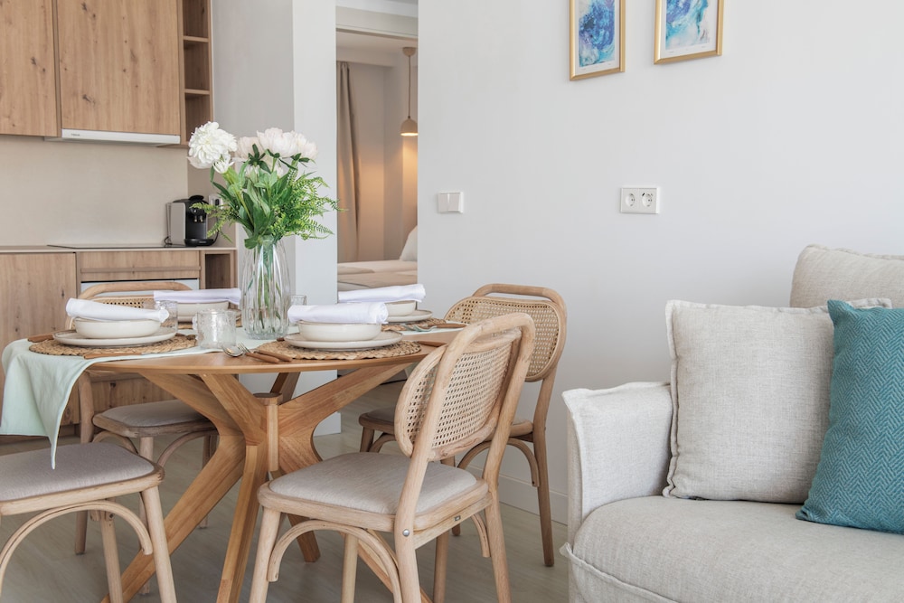 Suites ROC Portonova - Newly Renovated 2026 — Hotel rooms in Palma Nova, Balearic Islands