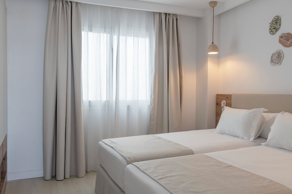 Suites ROC Portonova - Newly Renovated 2026 — Hotel rooms in Palma Nova, Balearic Islands