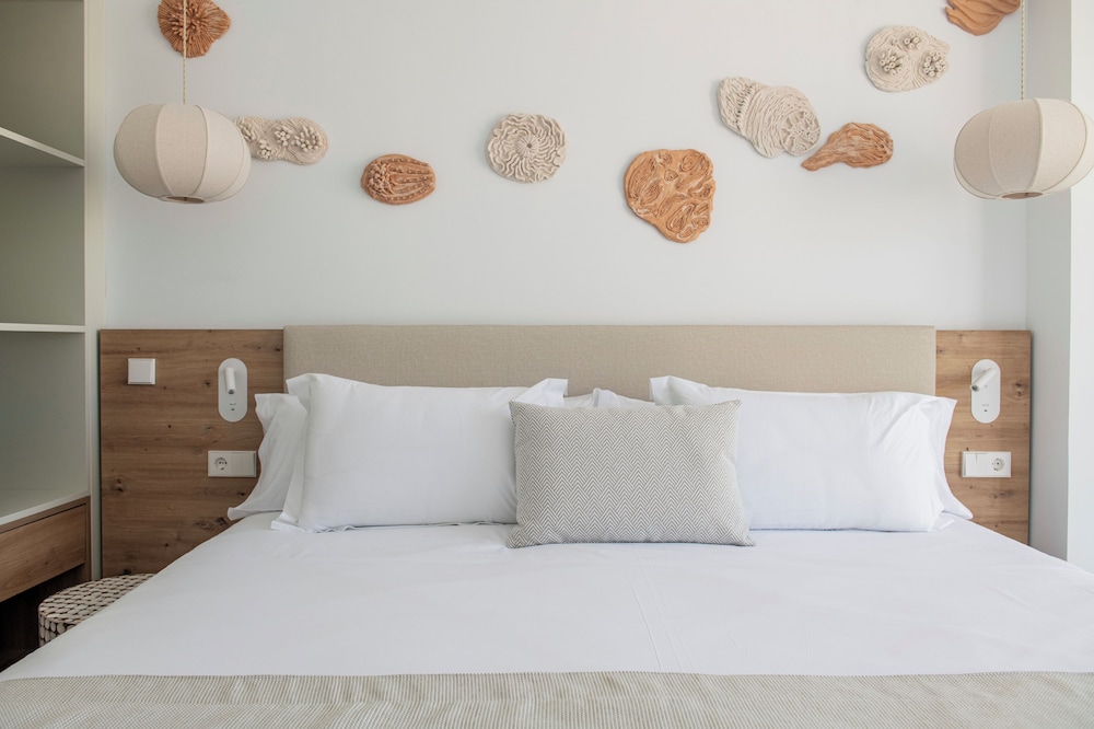 Suites ROC Portonova - Newly Renovated 2026 — Hotel rooms in Palma Nova, Balearic Islands
