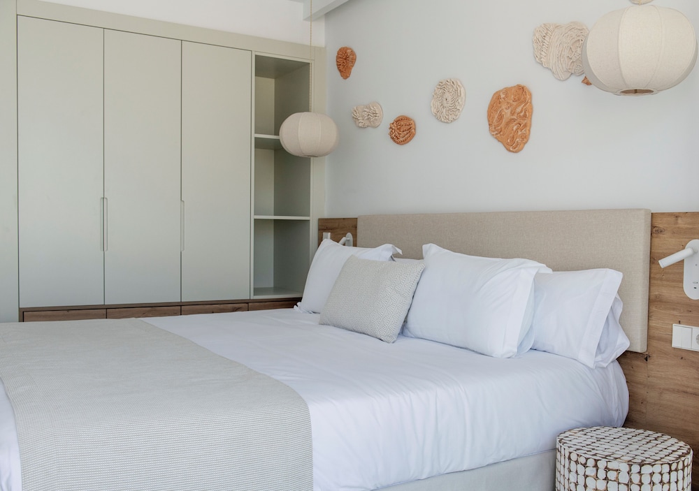 Suites ROC Portonova - Newly Renovated 2026 — Hotel rooms in Palma Nova, Balearic Islands
