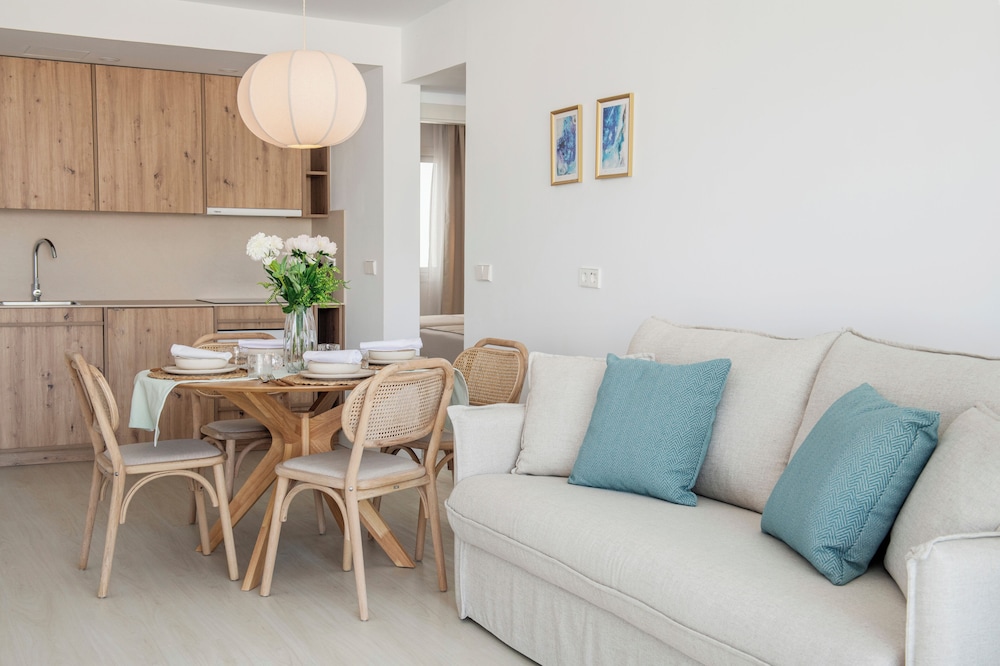 Suites ROC Portonova - Newly Renovated 2026 — Hotel rooms in Palma Nova, Balearic Islands