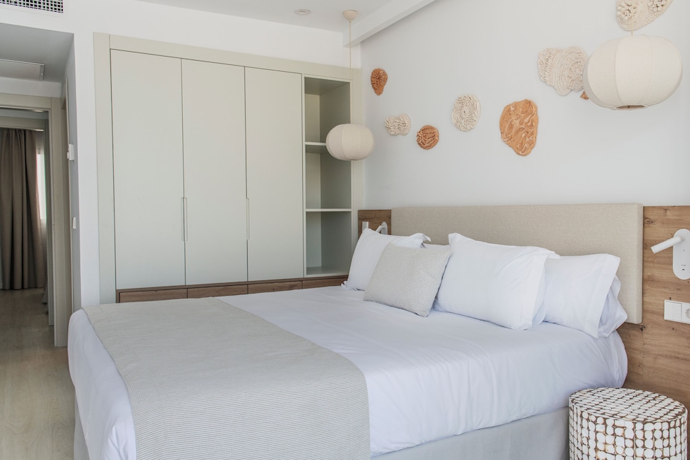 Suites ROC Portonova - Newly Renovated 2026 — Hotel rooms in Palma Nova, Balearic Islands