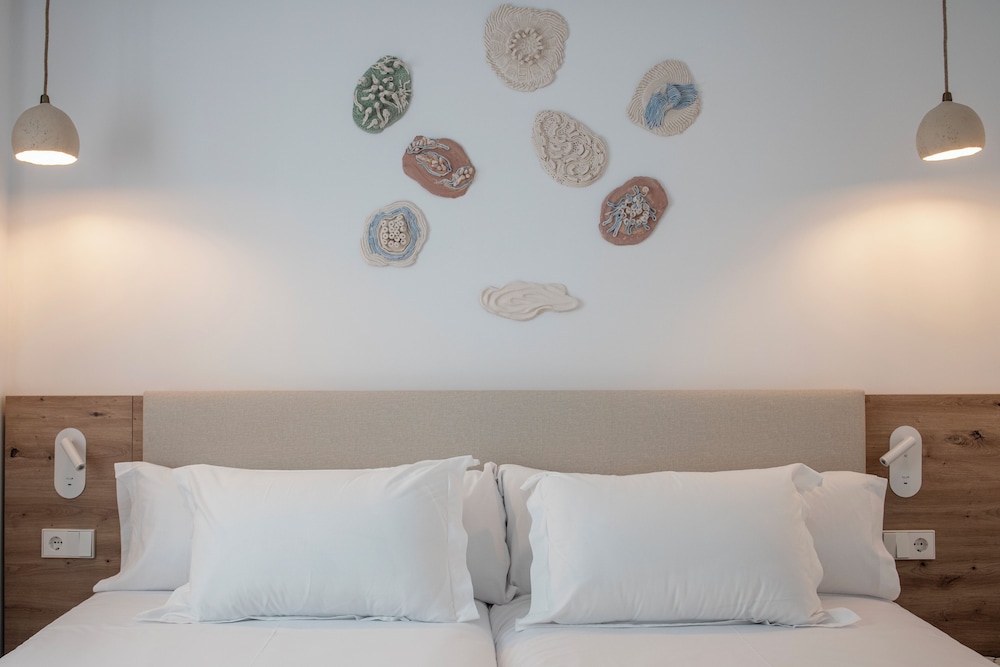 Suites ROC Portonova - Newly Renovated 2026 — Hotel rooms in Palma Nova, Balearic Islands