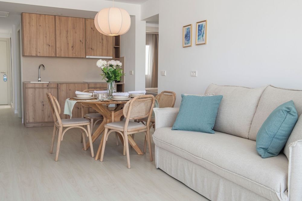 Suites ROC Portonova - Newly Renovated 2026 — Hotel rooms in Palma Nova, Balearic Islands