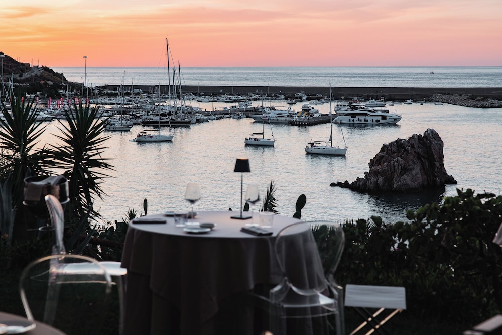 Le Calette Bay — Restaurant & bars in Cefalù, Sicily