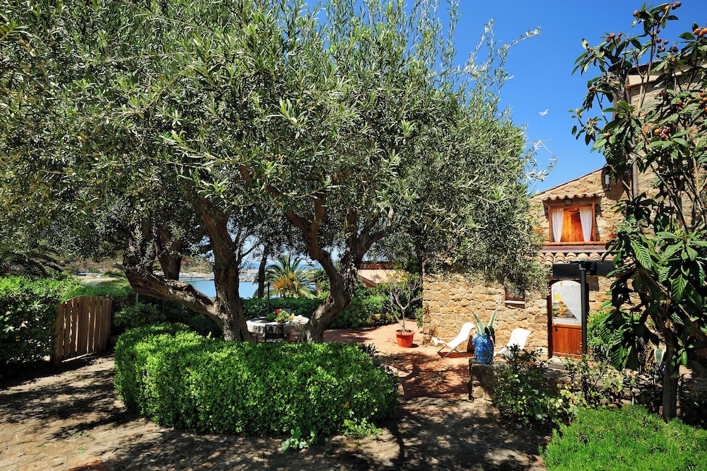 Le Calette Bay — Hotel building in Cefalù, Sicily