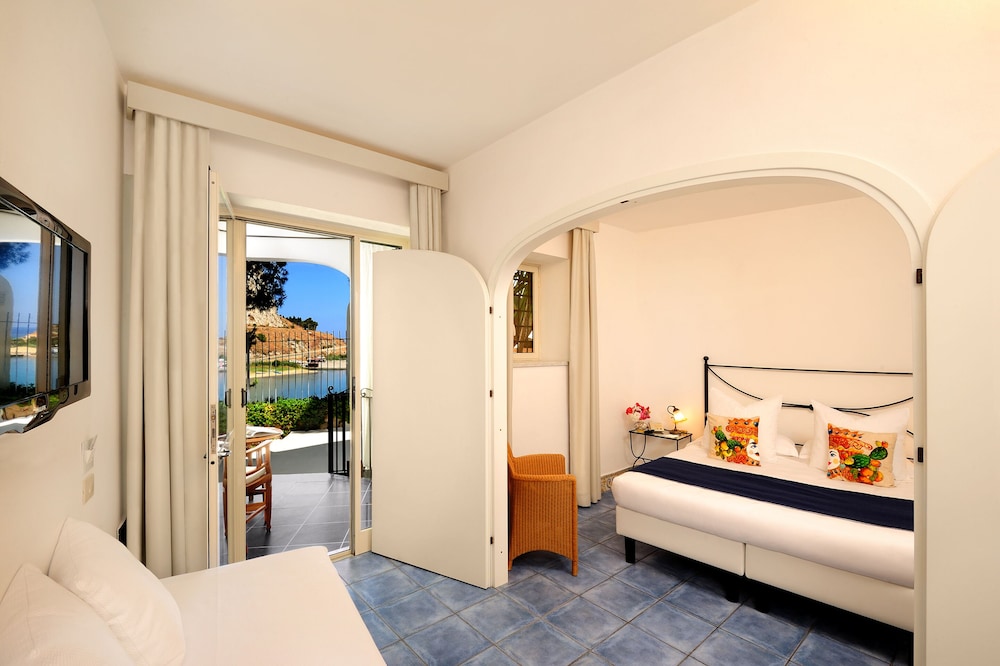 Le Calette Bay — Hotel rooms in Cefalù, Sicily