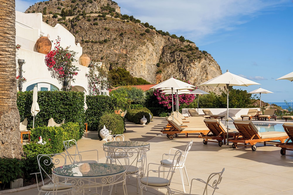 Le Calette Bay — Hotel building in Cefalù, Sicily
