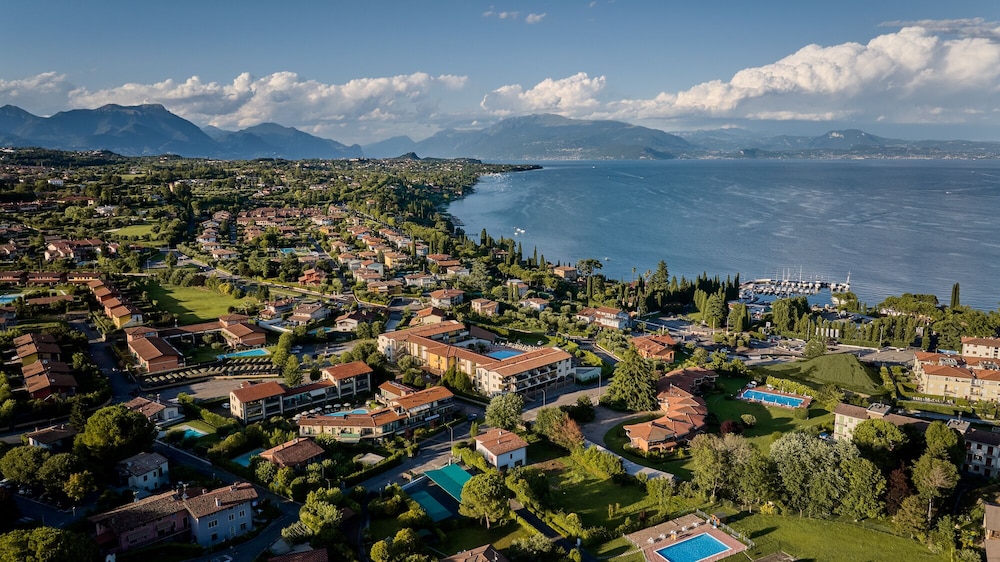 Le Terrazze Sul Lago Residence & Hotel — Hotel rooms in Padenghe sul Garda, Lombardy