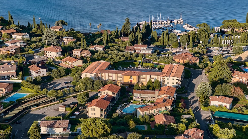 Le Terrazze Sul Lago Residence & Hotel — Hotel building in Padenghe sul Garda, Lombardy