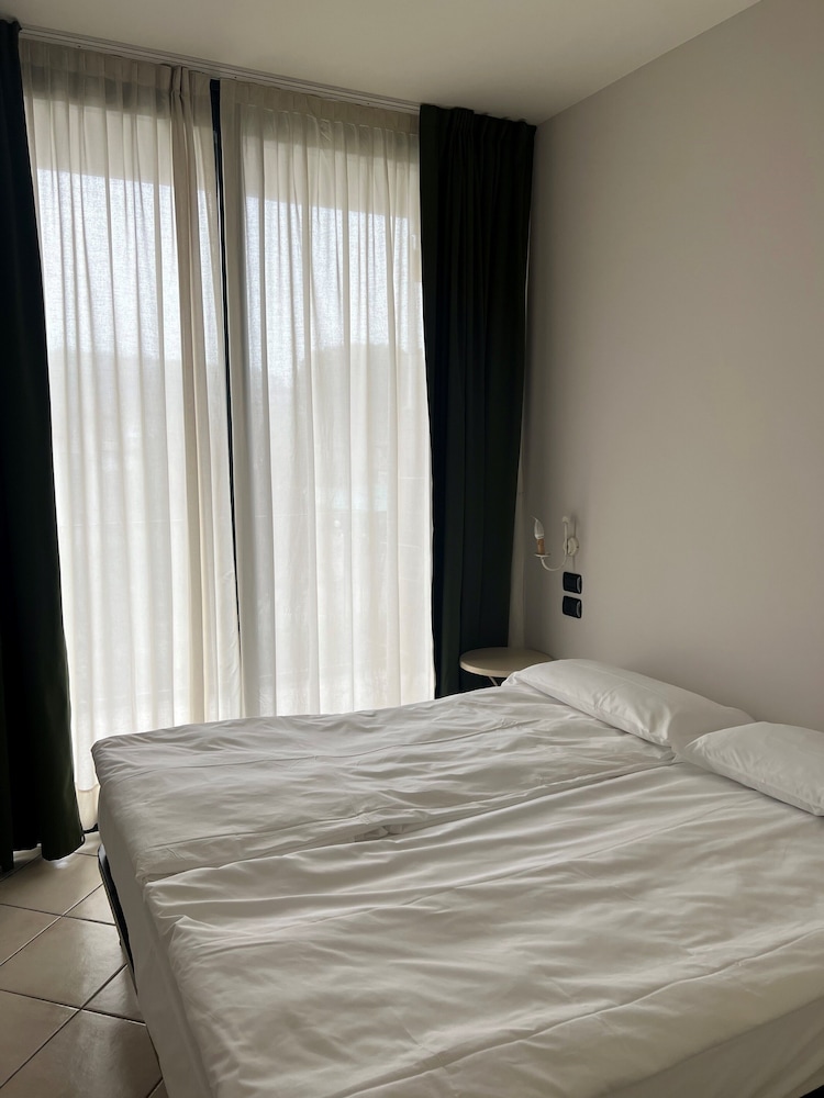 Le Terrazze Sul Lago Residence & Hotel — Hotel rooms in Padenghe sul Garda, Lombardy
