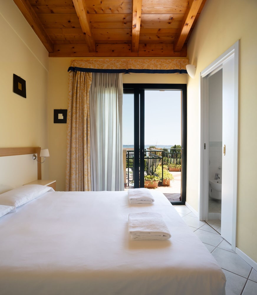 Le Terrazze Sul Lago Residence & Hotel — Hotel rooms in Padenghe sul Garda, Lombardy