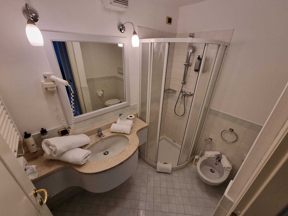 Le Terrazze Sul Lago Residence & Hotel — Hotel rooms in Padenghe sul Garda, Lombardy