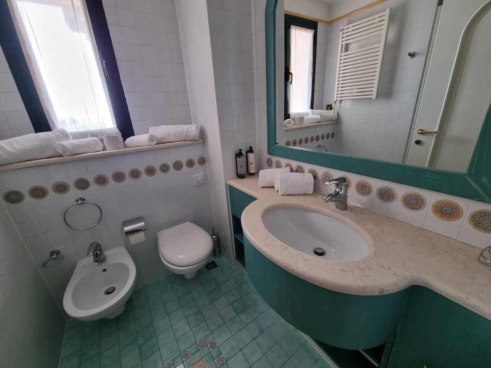 Le Terrazze Sul Lago Residence & Hotel — Hotel rooms in Padenghe sul Garda, Lombardy