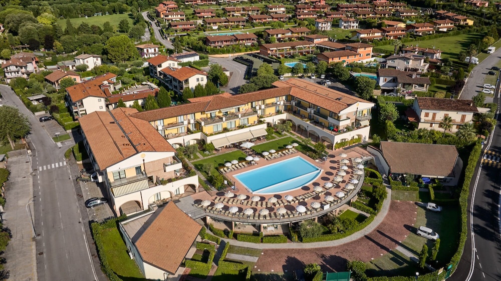 Le Terrazze Sul Lago Residence & Hotel — Hotel building in Padenghe sul Garda, Lombardy