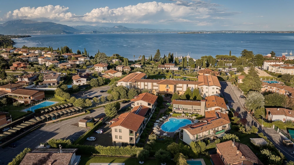 Le Terrazze Sul Lago Residence & Hotel — Hotel rooms in Padenghe sul Garda, Lombardy