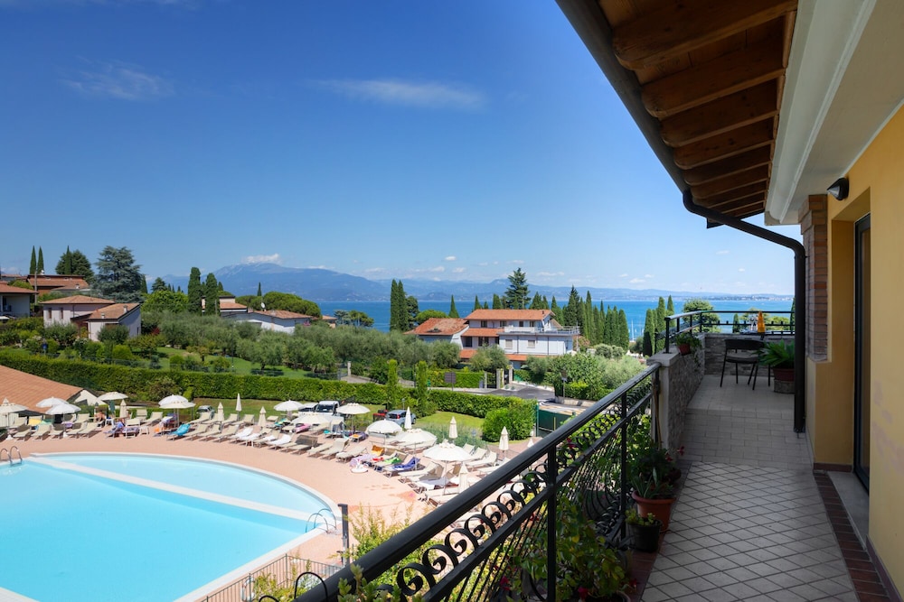 Le Terrazze Sul Lago Residence & Hotel — Hotel rooms in Padenghe sul Garda, Lombardy
