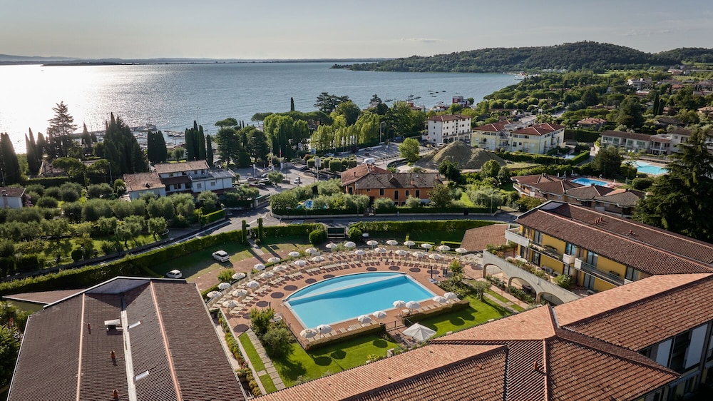 Le Terrazze Sul Lago Residence & Hotel — Hotel rooms in Padenghe sul Garda, Lombardy