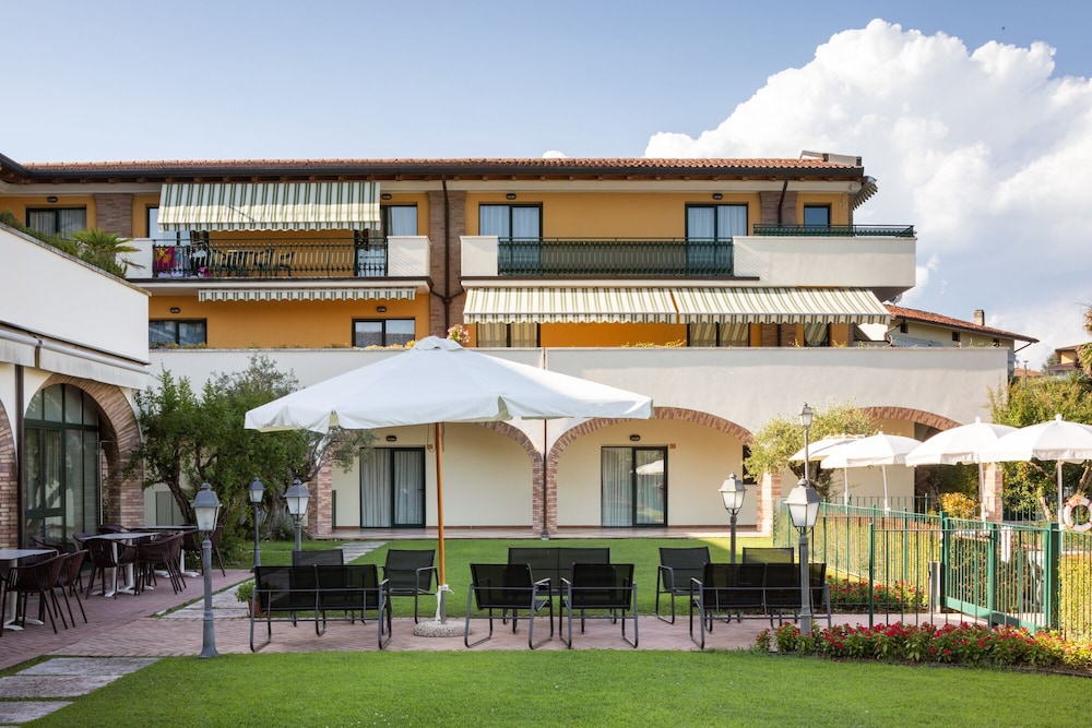 Le Terrazze Sul Lago Residence & Hotel — Hotel building in Padenghe sul Garda, Lombardy