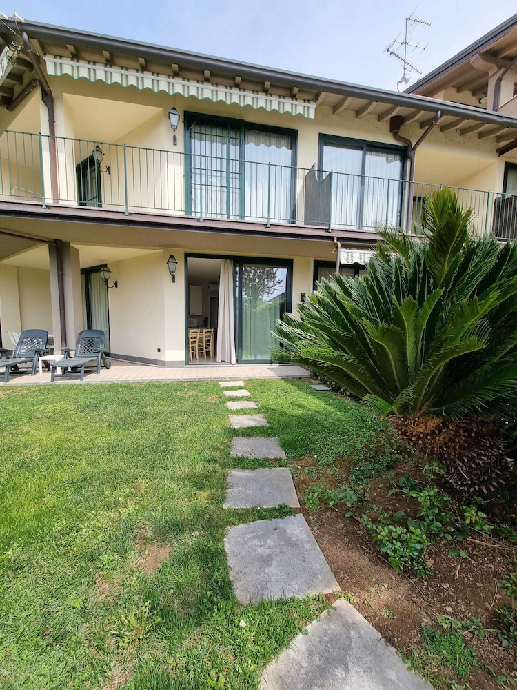 Le Terrazze Sul Lago Residence & Hotel — Hotel building in Padenghe sul Garda, Lombardy