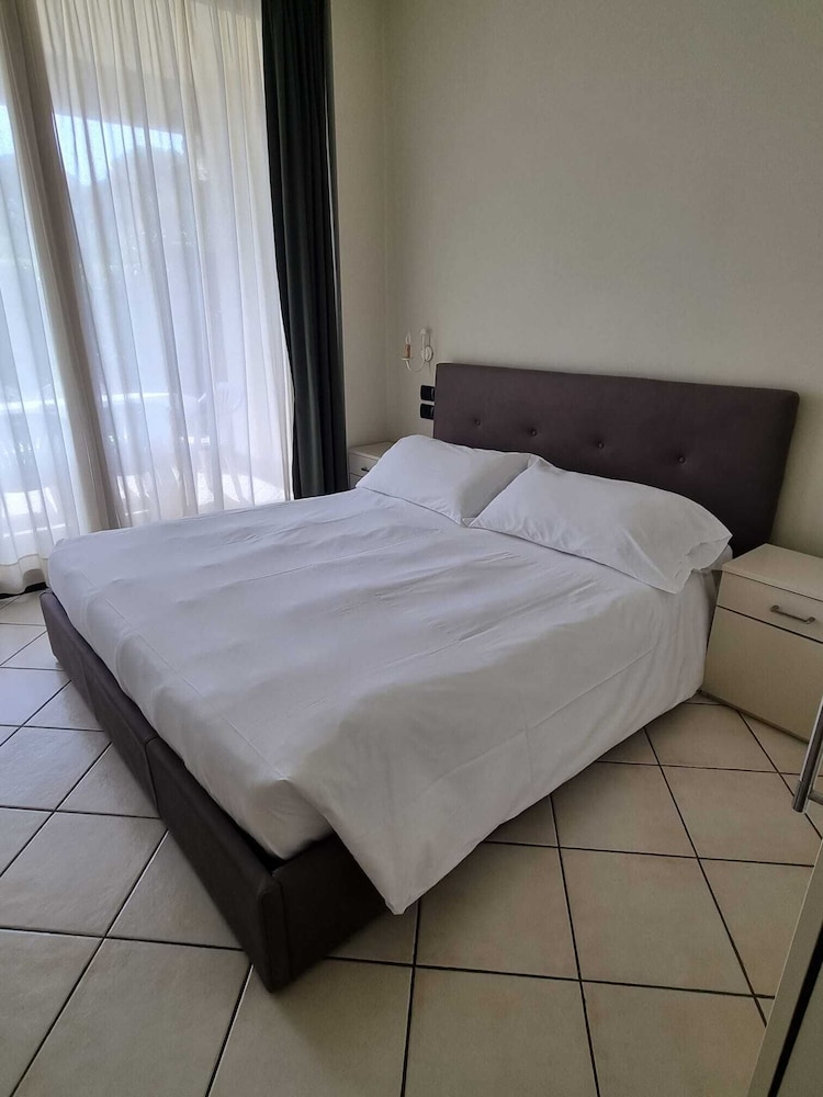 Le Terrazze Sul Lago Residence & Hotel — Hotel rooms in Padenghe sul Garda, Lombardy
